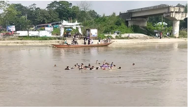 নদীতে যাত্রীবাহী ট্রলার ডুবি